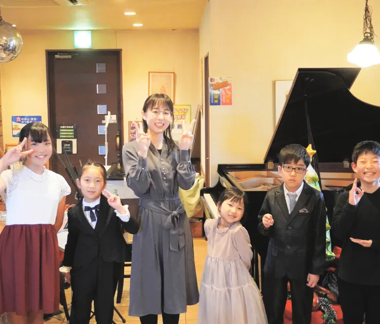 生徒と先生との集合写真